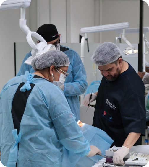 Dentistas realizando procedimento cirúrgico de implante